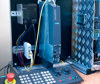 The uaGate 840D gateway can be connected directly to the SINUMERIK 840D sl CNC controller without requiring a system adaptation and any additional licenses.