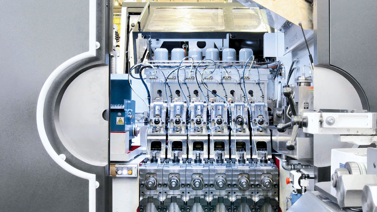 View inside the press shop of the multi-stage forming machine. In order to guarantee the necessary stability of the screws and nuts, they are pressed from metal rods.