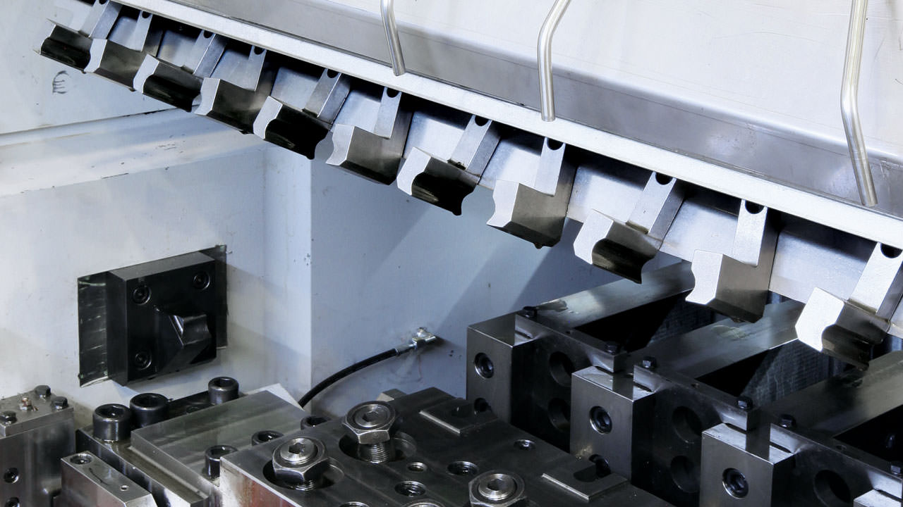 The servo-controlled gripper fingers convey the products with high precision and dynamics between the individual processing steps. 