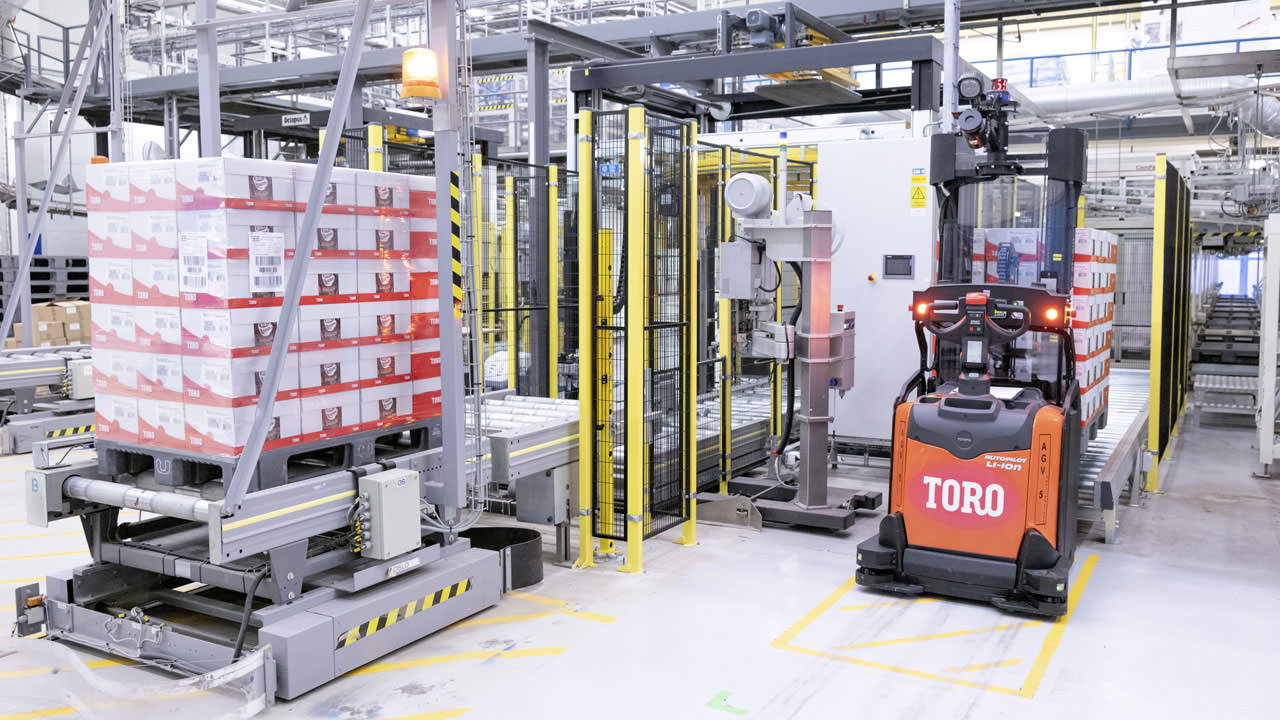 The Orkla factory in Indre Arna is highly automated and requires reliable communication for applications such as automated transport of raw materials and finished products.