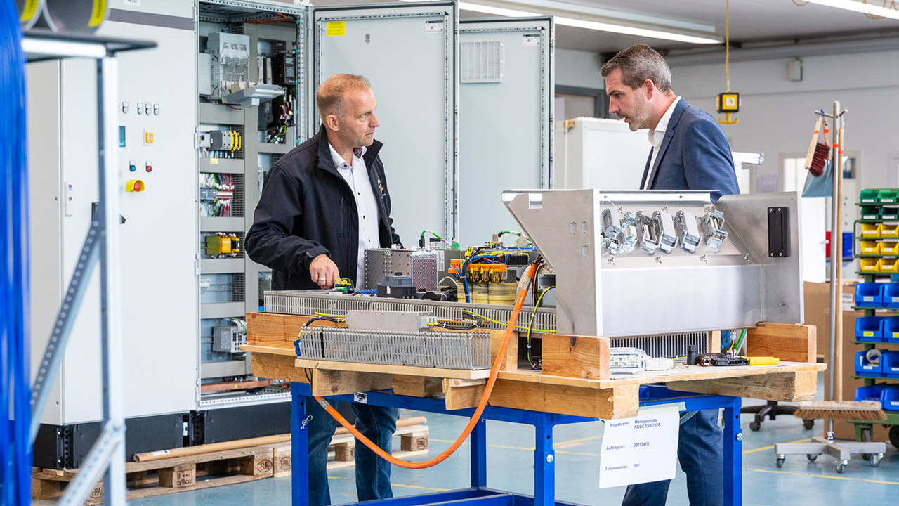 Customer-specific interface solutions for a control cabinet: René Heiden, Operations Manager at SUATEC (right), in conversation with Guido Steenbock, Sales Engineer at HARTING Germany.