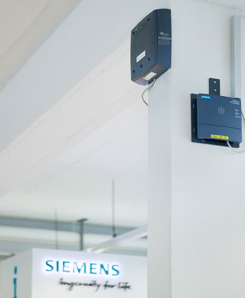 The SIMATIC RTLS gateways (right) are used for different applications – similar to Industrial Wireless LAN (left).