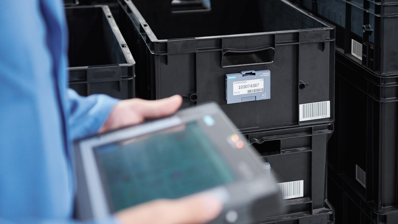 In the Fürth factory, RTLS transponders are the visible sign of data-driven production management.