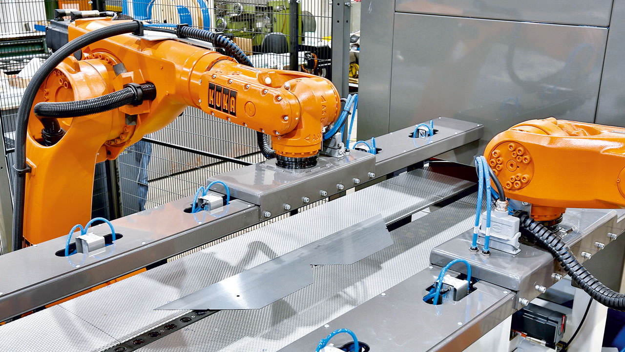 The two articulated KUKA robots stacking the cut laminations can be integrated optimally with PC-based control technology from Beckhoff. Picture: © Beckhoff
