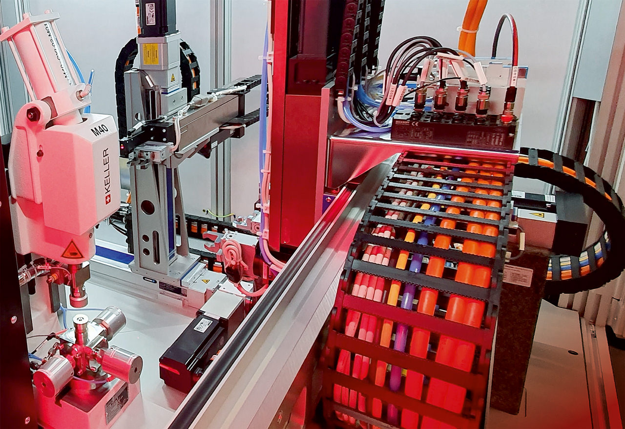 Most of the motion axes are implemented using compact drive technology from Beckhoff with EL72x1 servomotor terminals and AM81xx servomotors – shown here is the embossing core process with the pneumatic high-pressure press (left).