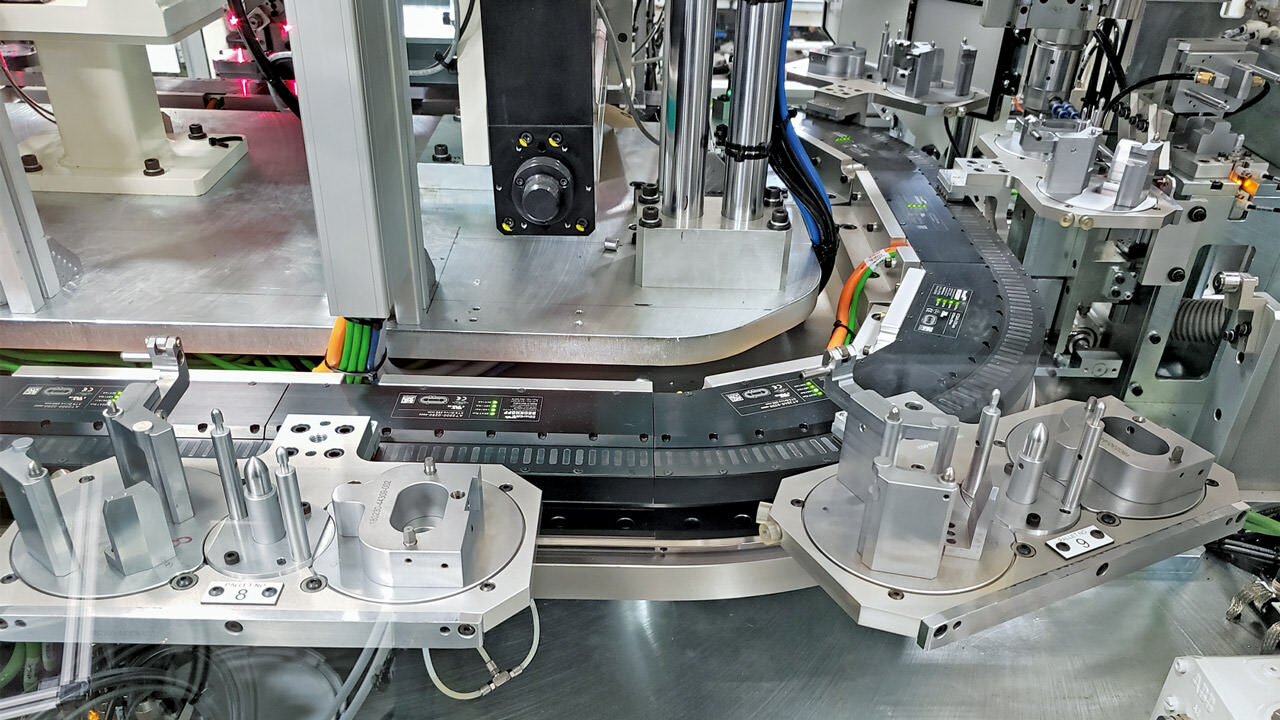 With the highly flexible XTS for material handling, Eclipse was able to produce a very highly condensed assembly system for its automotive-industry customer. Picture: © Eclipse Automation