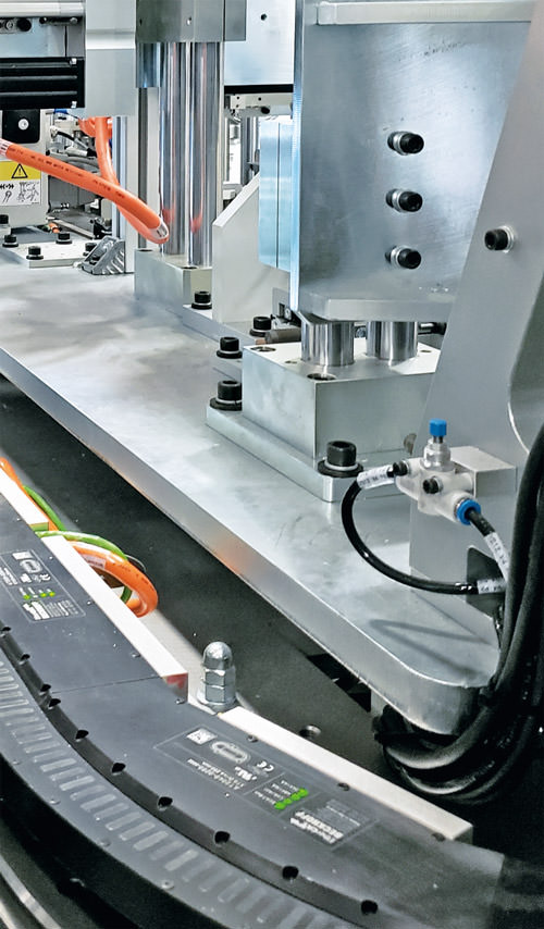 Three XTS systems ensure flexible material flow in the assembly line, ranging in sizes from 6 m track length with 12 movers to 12 m long with 18 movers. Picture: © Eclipse Automation