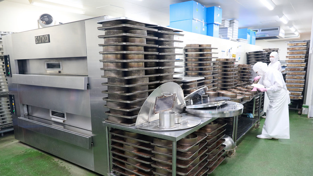 In the cake manufacturing process, ovens that bake cakes consume a large amount of electricity.