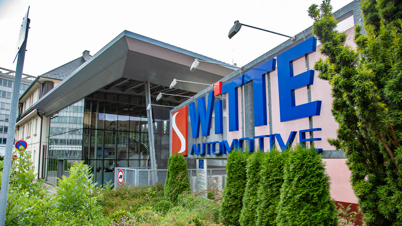 Witte Automotive focuses on the production of components for passenger cars. Door locks, safety hooks and door handles come off their production lines every day. Due to the scope of the produced range, it is essential that the control system is flexible and can be quickly reconfigured remotely.