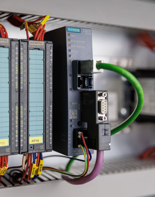 The Simatic CC716 industrial IoT gateway supports connection via Industrial Ethernet or the Profibus/MPI interface.