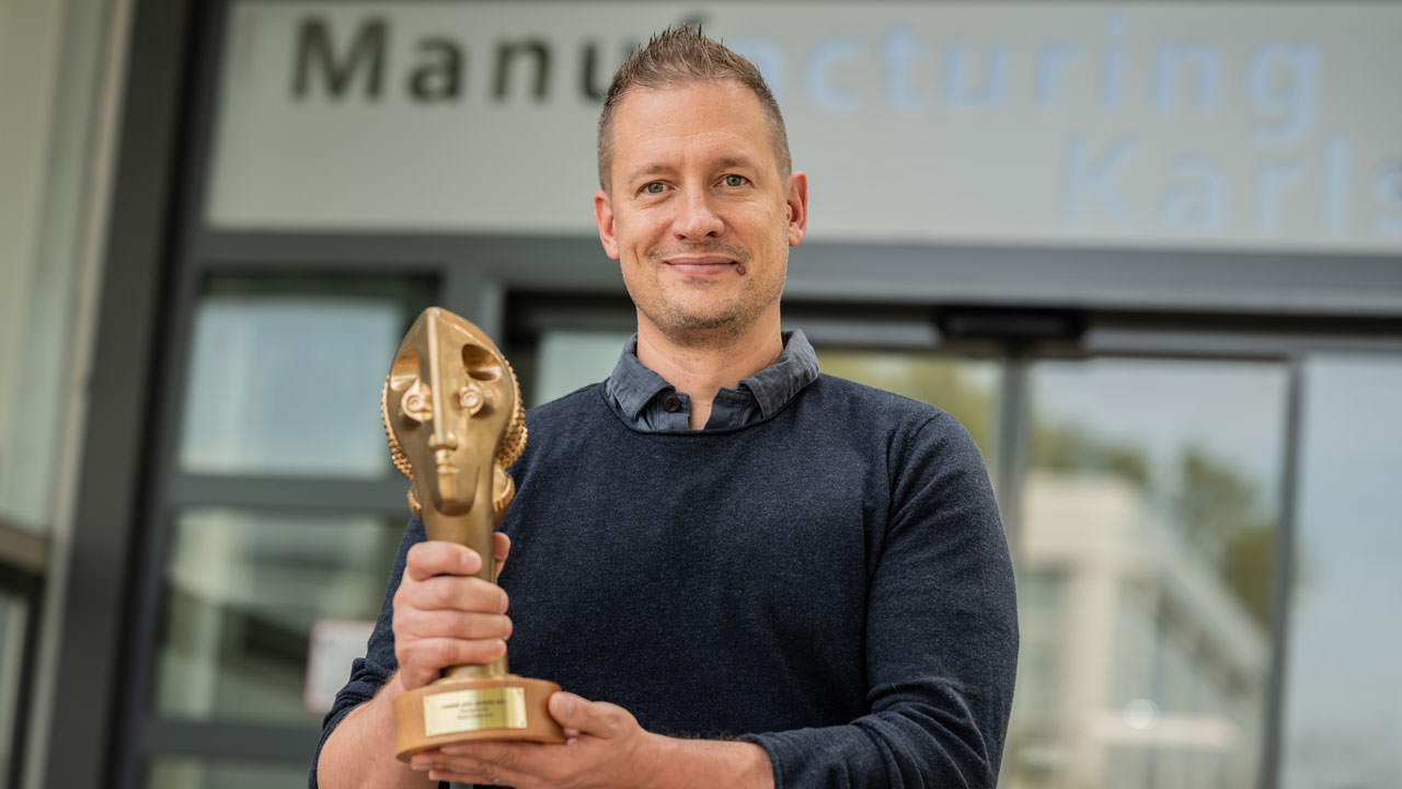 Stefan Förschner proudly presenting the Factory of the Year Award 2021.