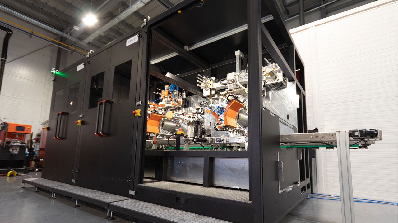 Keller, a leading OEM of machines that perform screen and pad printing as well as hot stamping, has developed an innovative new system that leverages CC-Link IE TSN network technology to boost productivity. (© Keller poligrafia dla przemysłu)