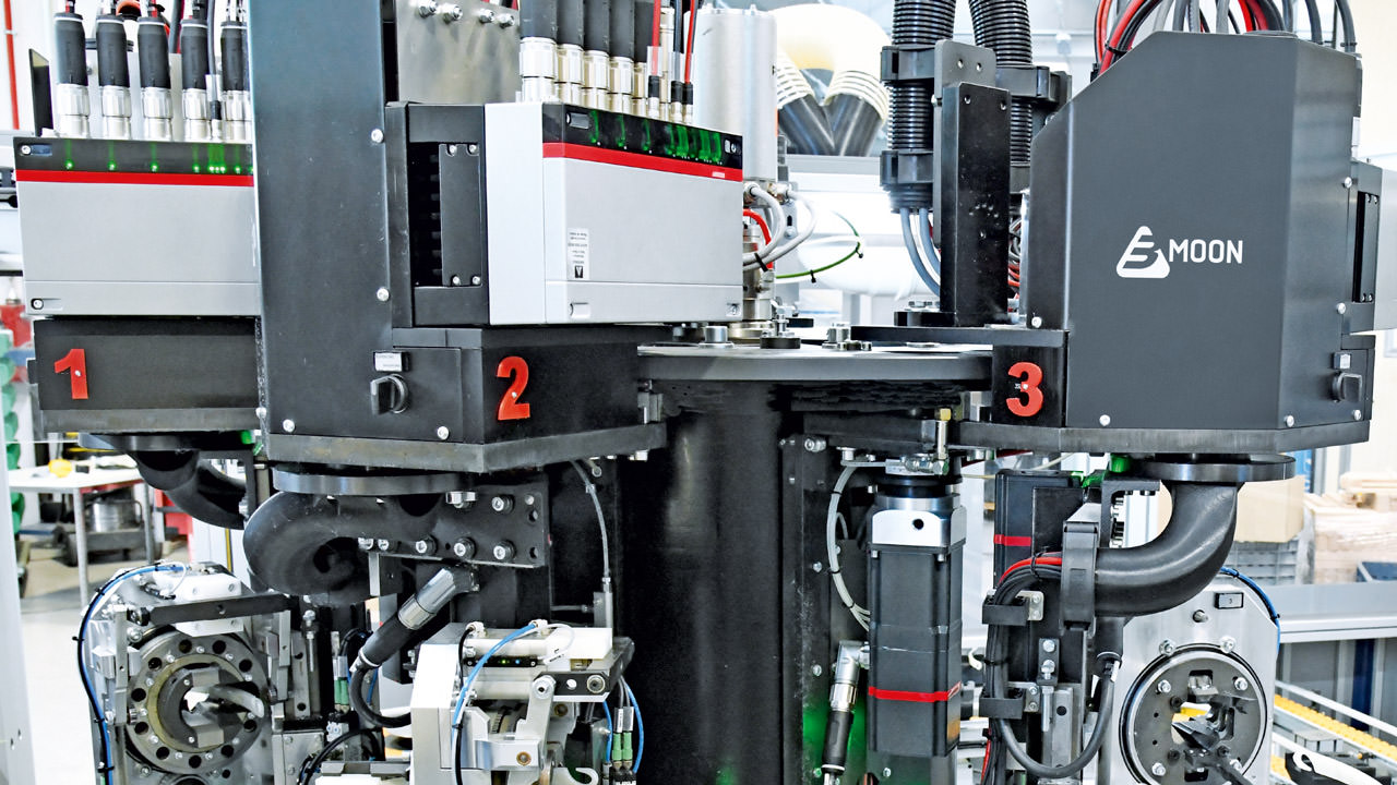 New machine concept for the industrial production of brooms and brushes uses distributed servo drive technology and EtherCAT P to facilitate a production process overhaul.